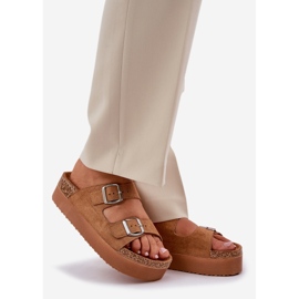 Pantofole da donna su una piattaforma enorme con fibbie di cammello beige 1