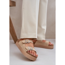 Pantofole da donna su una piattaforma enorme con fibbie beige 2