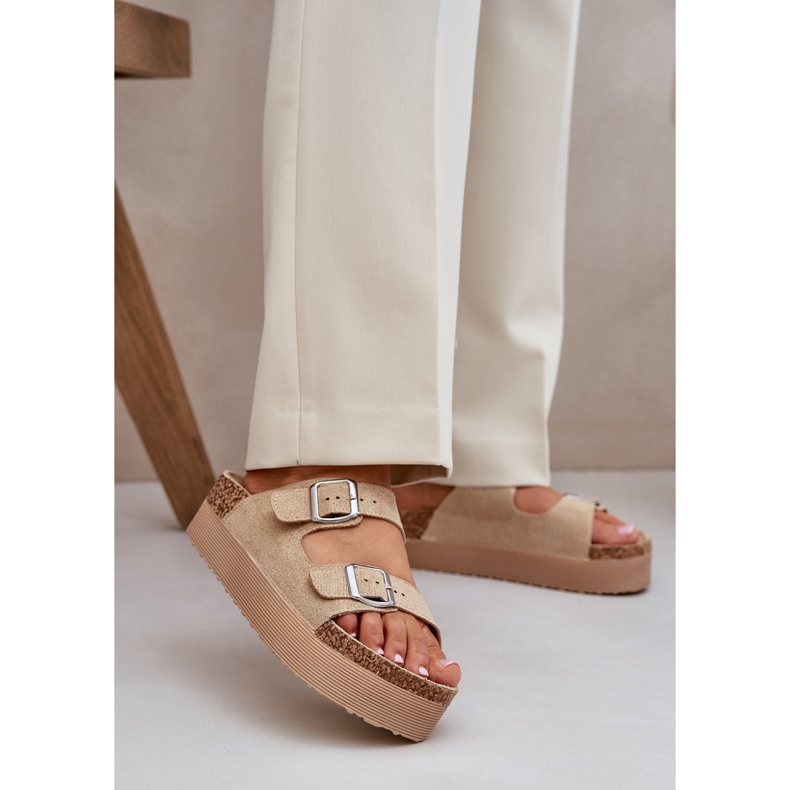 Pantofole da donna su una piattaforma enorme con fibbie beige 2