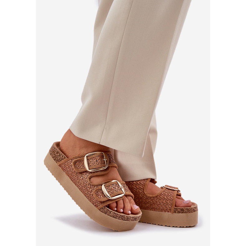 Pantofole con treccia e fibbie sull'enorme piattaforma di cammelli beige 1