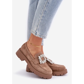 Mocassini da donna in pelle scamosciata con una spilla decorativa beige 1