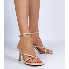 Sandali beige di infradito su un tallone alto 1