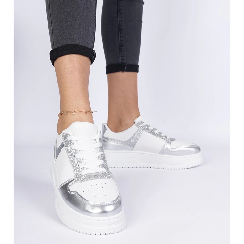 Sneaker da donna d'argento su una suola spessa 1