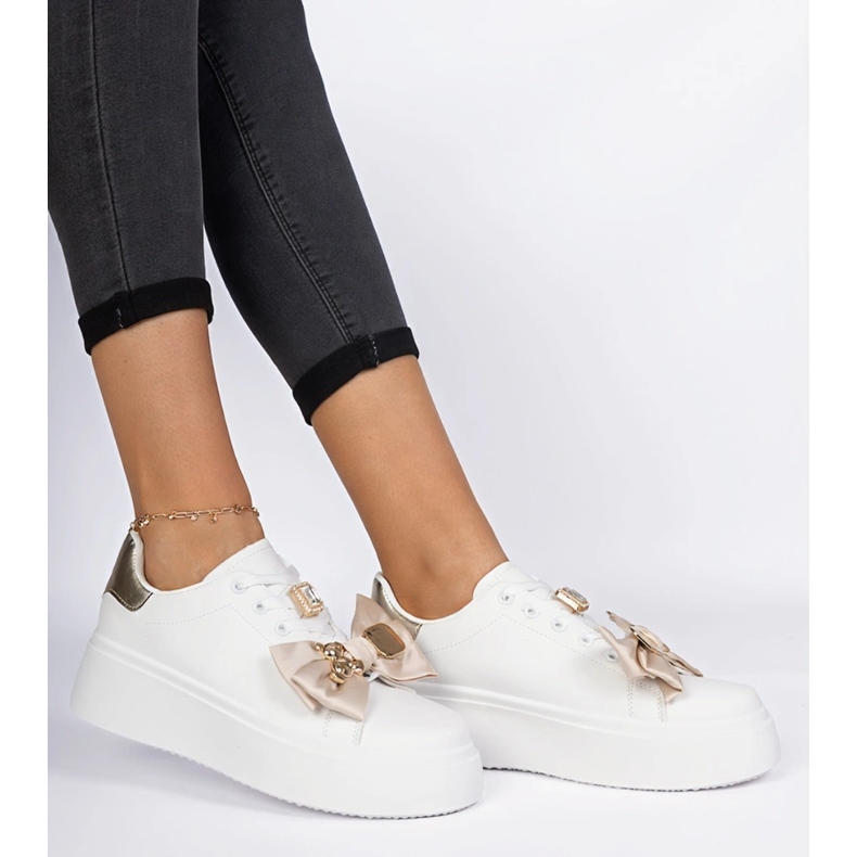 Sneaker bianche e oro femminili con un arco bianco 2