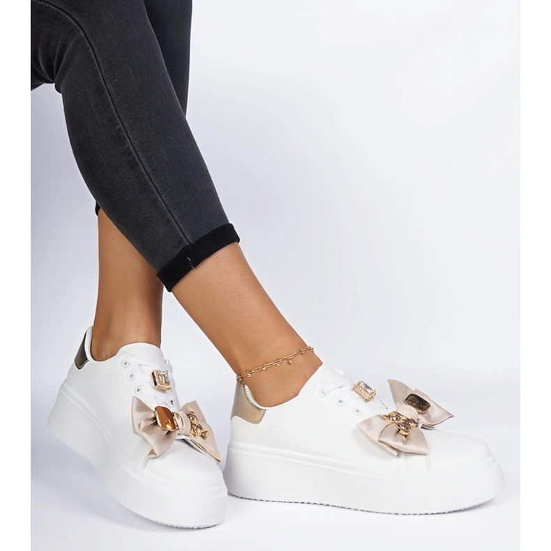 Sneaker bianche e oro femminili con un arco bianco 1