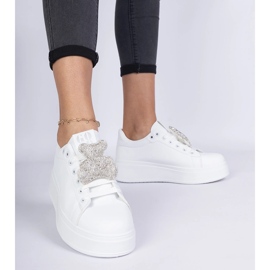 Sneaker da donna bianca decorate con un orsacchiotto in strass bianco 1