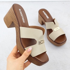 Le pantofole da donna sul post beige M. Daszyński MR23126-11 1