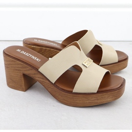 Le pantofole da donna sul post beige M. Daszyński MR23126-11 2