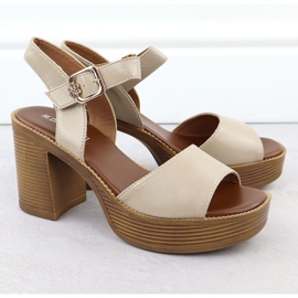 Sandali femminili sul post Beige M. Daszyński MR24146-2 2