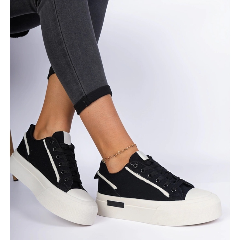 Sneaker in tessuto femminile nero sulla piattaforma 1