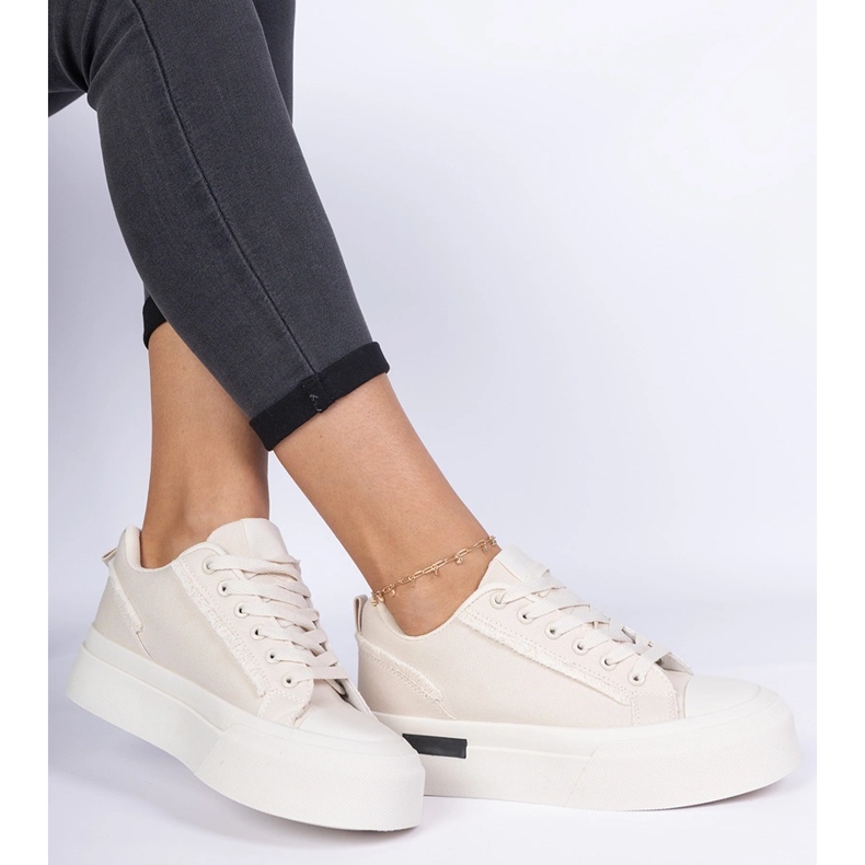 Sneaker materiali da donna beige sulla piattaforma 1