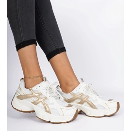 Sneaker da donna beige su una suola enorme 1