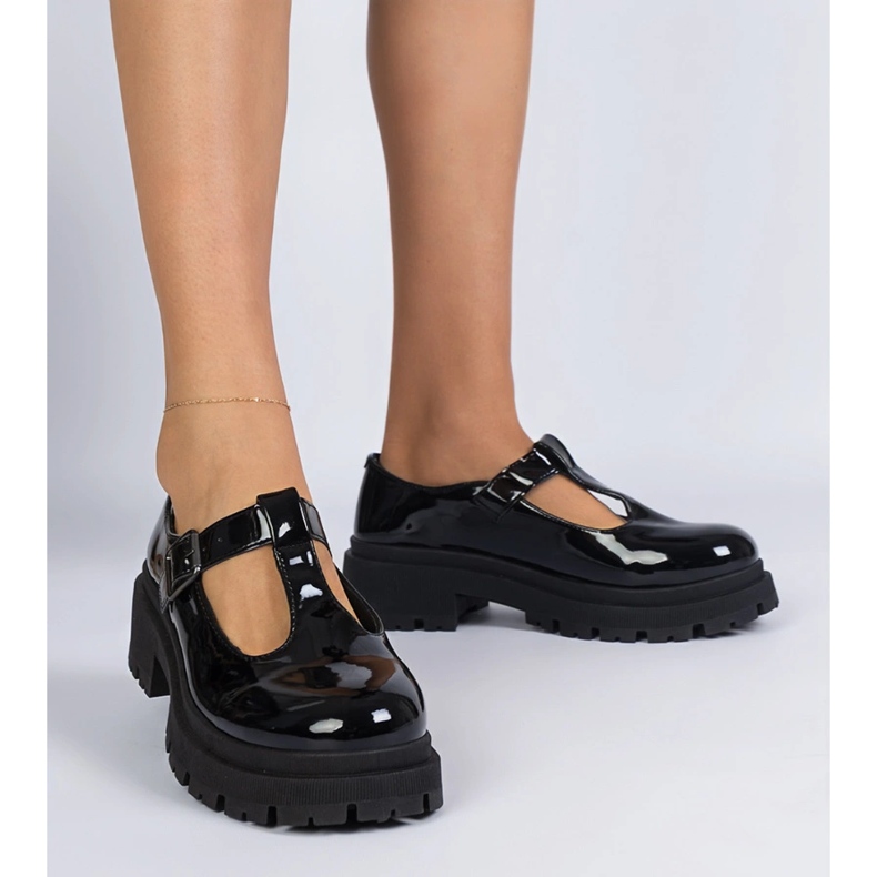 Scarpe nere sulla piattaforma verniciata nero 1