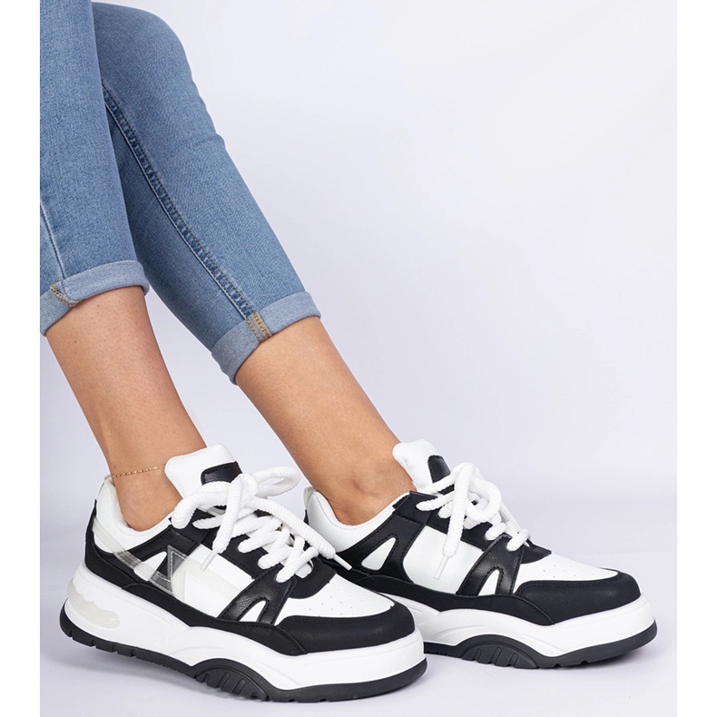 Sneaker in bianco e nero con lacci spessi 1