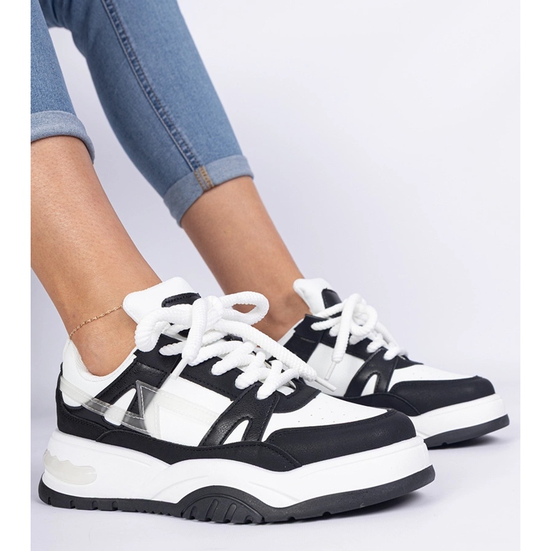 Sneaker in bianco e nero con lacci spessi 2