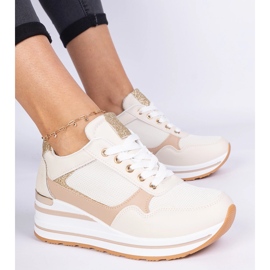 Sneaker beige decorate con glitter e un inserimento in metallo 2