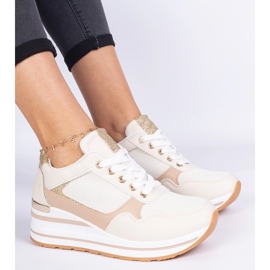 Sneaker beige decorate con glitter e un inserimento in metallo 1