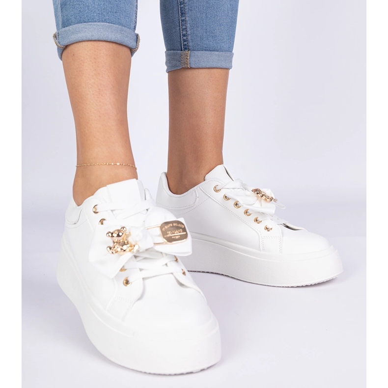 Sneaker bianche decorate con un arco e un orsacchiotto dorato bianco 2