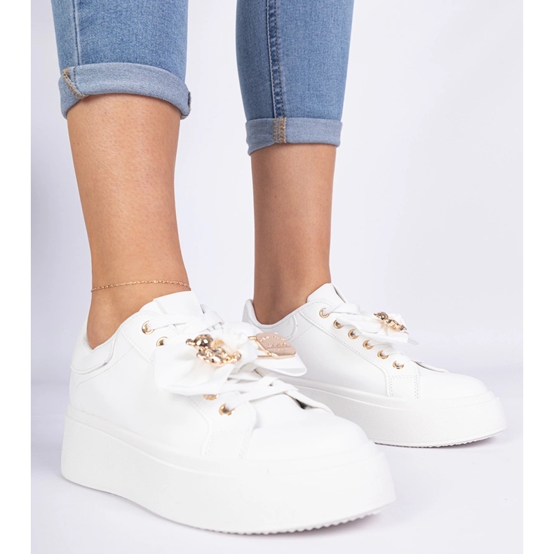 Sneaker bianche decorate con un arco e un orsacchiotto dorato bianca 1