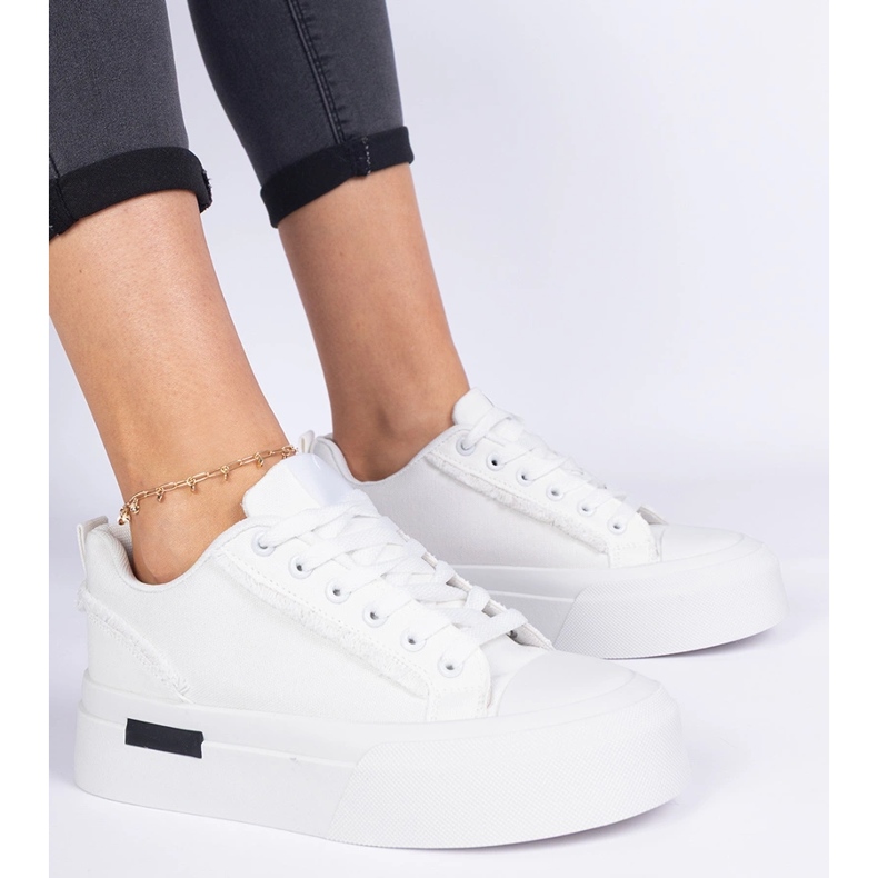 Sneaker materiali da donna bianca sulla piattaforma 1