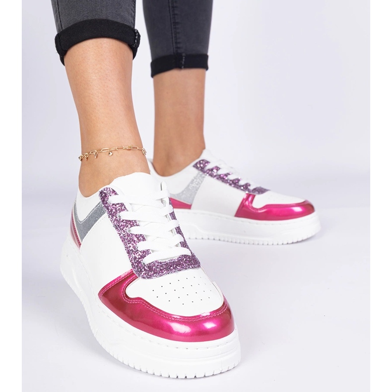 Sneaker femminili rosa su una suola spessa 1
