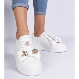 Sneaker bianche da donna decorate con un orso bianca 1