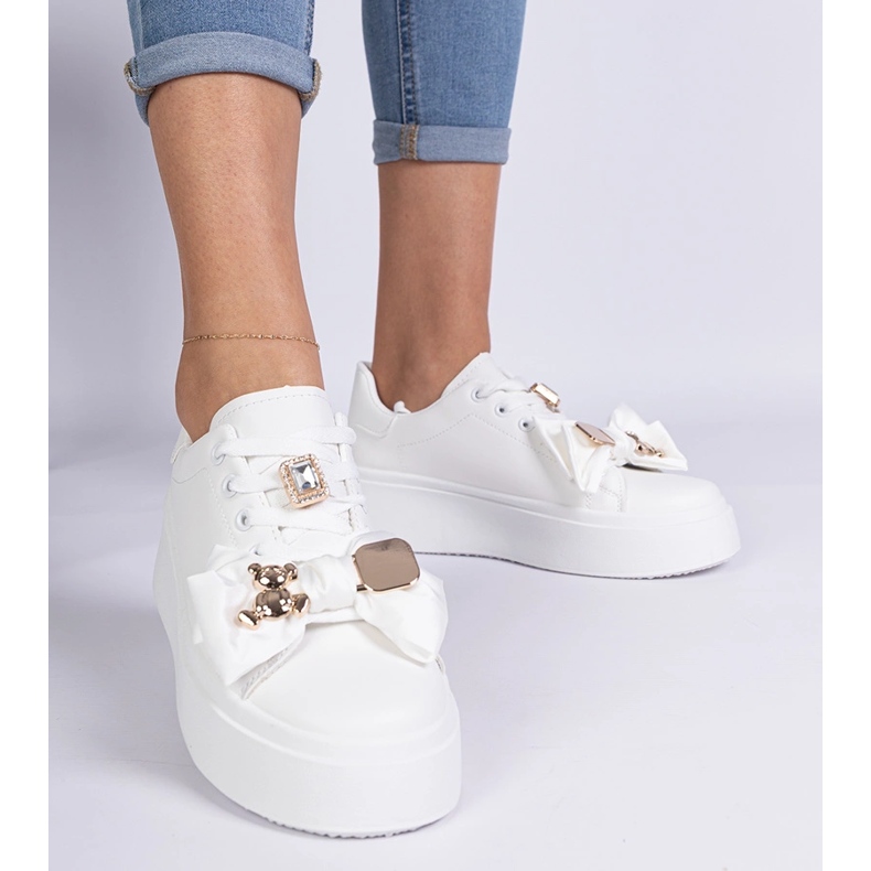 Sneaker bianche da donna decorate con un orso bianca 1