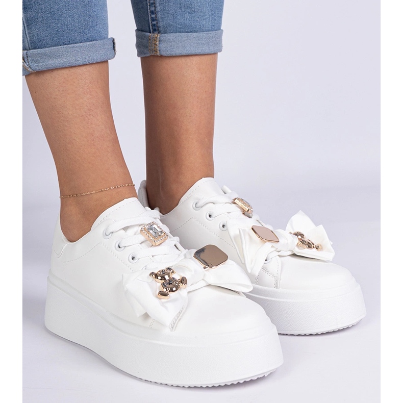 Sneaker bianche da donna decorate con un orso bianca 2