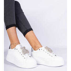 Sneaker da donna bianca e argentata decorate con orsacchiotto bianco 1