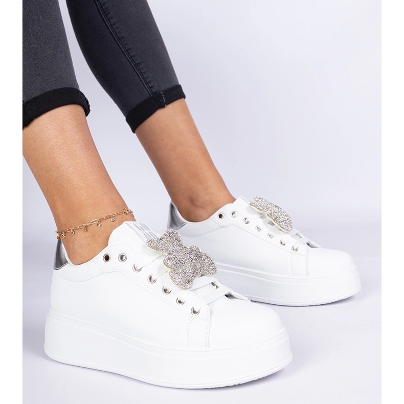 Sneaker da donna bianca e argentata decorate con orsacchiotto bianco 2