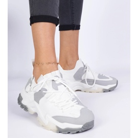 Sneaker da donna bianca con una tomaia di socking 1