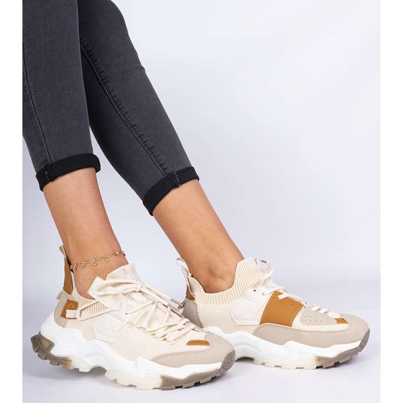 Sneaker da donna beige con una tomaia di socking 1