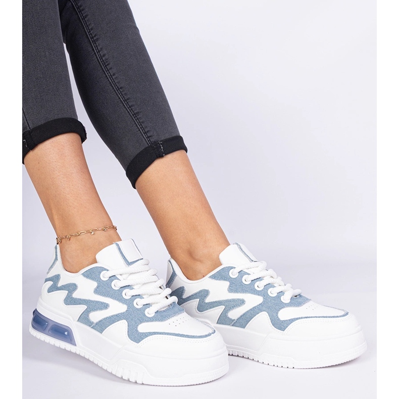 Sneaker da donna blu con un accessorio in denim bianca 1