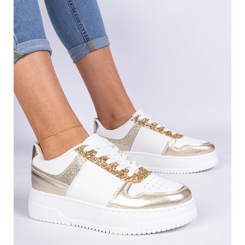 Sneaker da donna dorata su una suola spessa decorata con glitter d'oro 2