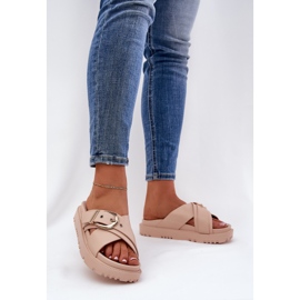 Pantofole sulla piattaforma con una fibbia beige 2