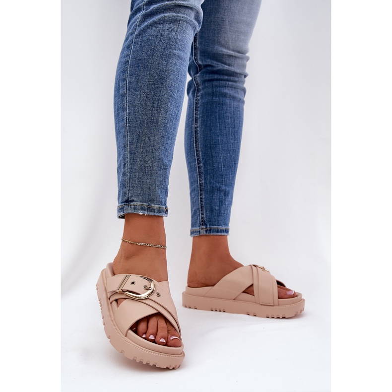 Pantofole sulla piattaforma con una fibbia beige 2