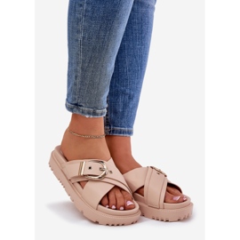 Pantofole sulla piattaforma con una fibbia beige 1