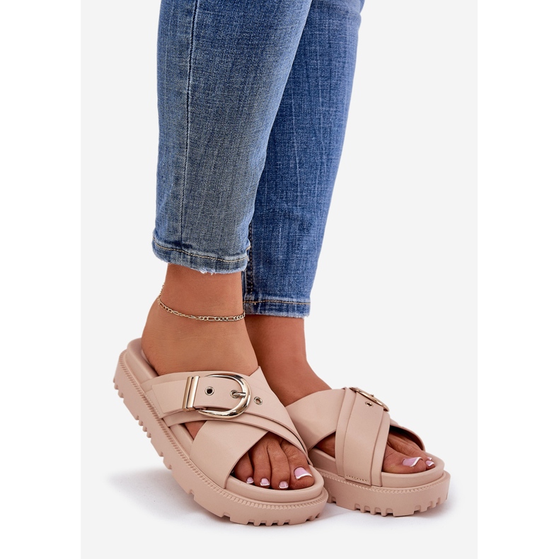 Pantofole sulla piattaforma con una fibbia beige 1