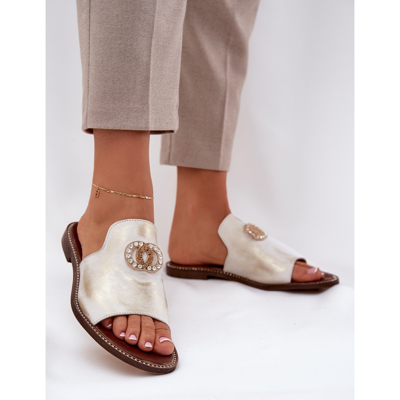 Eleganti infradito da donna in pelle con una Zloty Zazoo 3008, asciugata d'oro 2