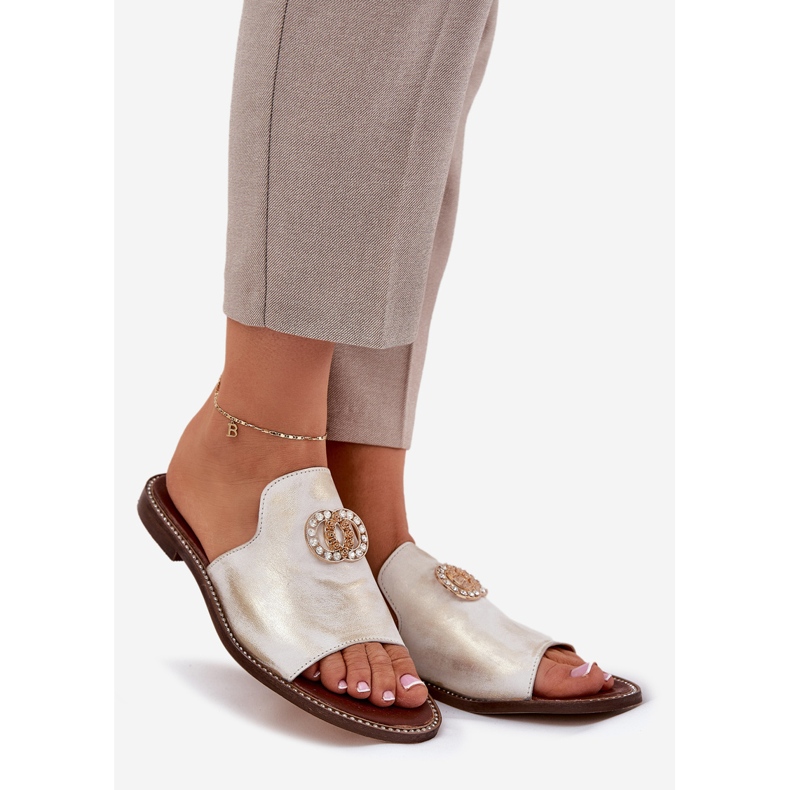 Eleganti infradito da donna in pelle con una Zloty Zazoo 3008, asciugata d'oro 1