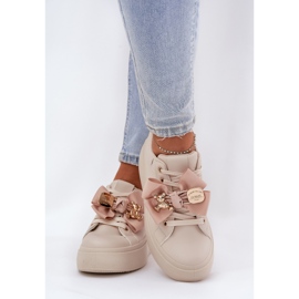 Sneaker femminili con un arco e una spilla con un orsacchiotto beige 2