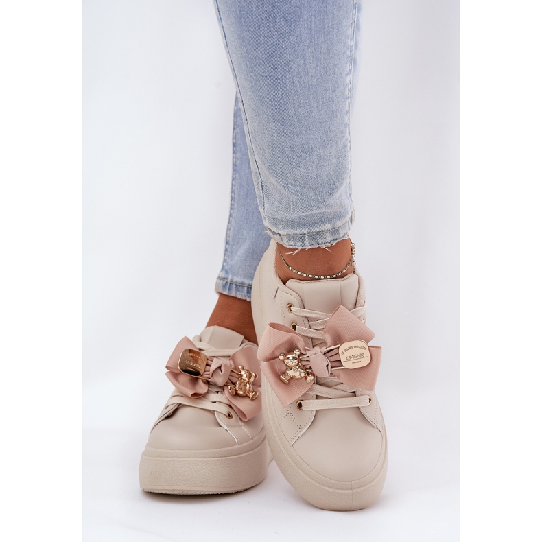 Sneaker femminili con un arco e una spilla con un orsacchiotto beige 2
