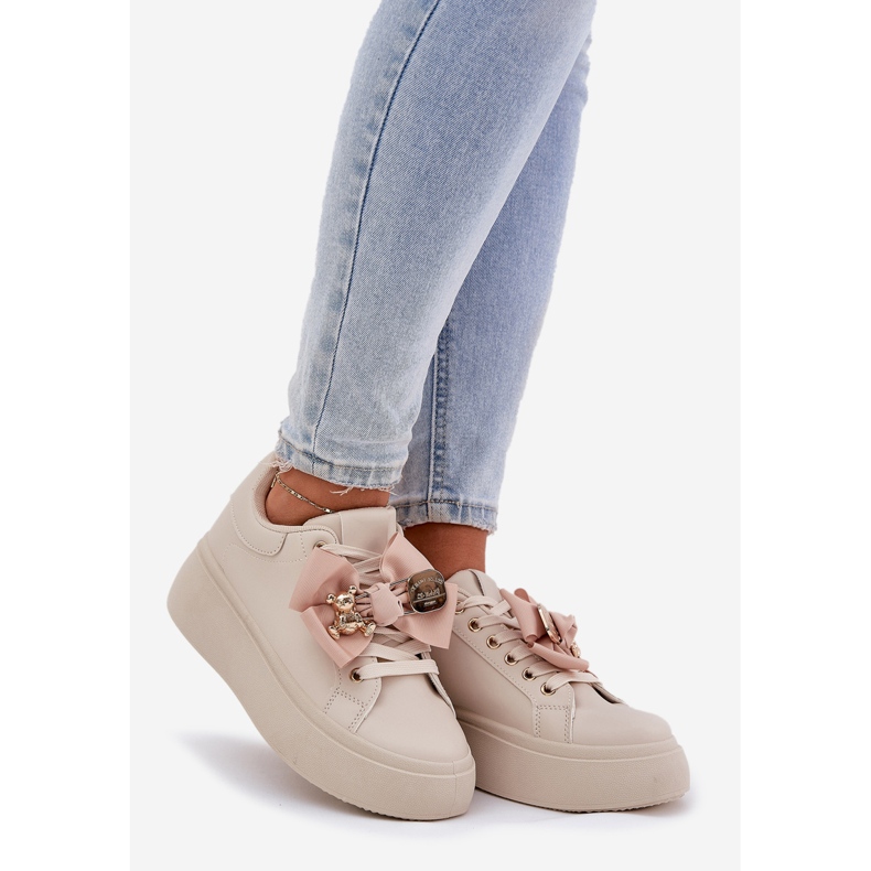 Sneaker femminili con un arco e una spilla con un orsacchiotto beige 1