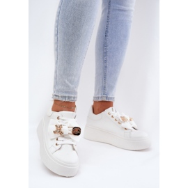 Sneaker femminili con un arco e una spilla con un orsacchiotto bianco bianca 1