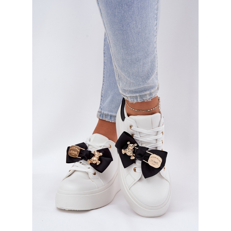 Sneaker femminili con un arco e una spilla con un orsacchiotto bianco e bianco 2