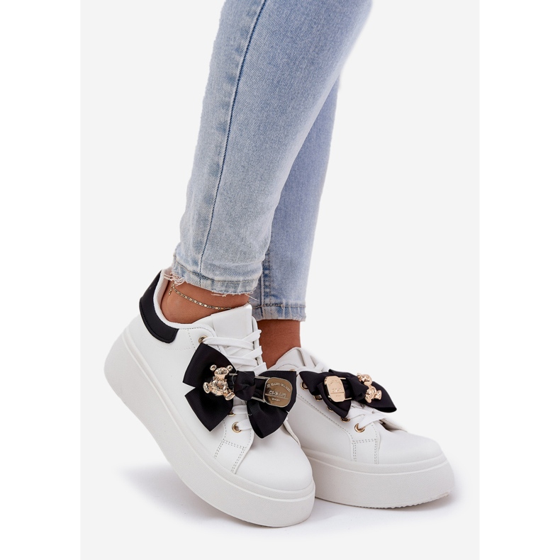 Sneaker femminili con un arco e una spilla con un orsacchiotto bianco e bianco 1