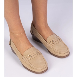 Mocassine femminili su un cuneo con una finitura opaca beige 1