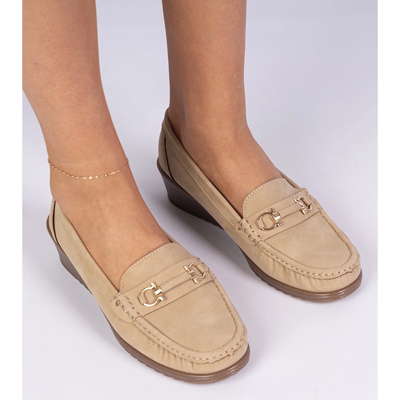 Mocassine femminili su un cuneo con una finitura opaca beige 1
