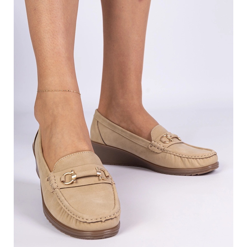 Mocassine femminili su un cuneo con una finitura opaca beige 2