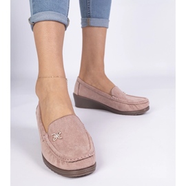 Mocassine femminili rosa su un cuneo di Ecozamsz 1
